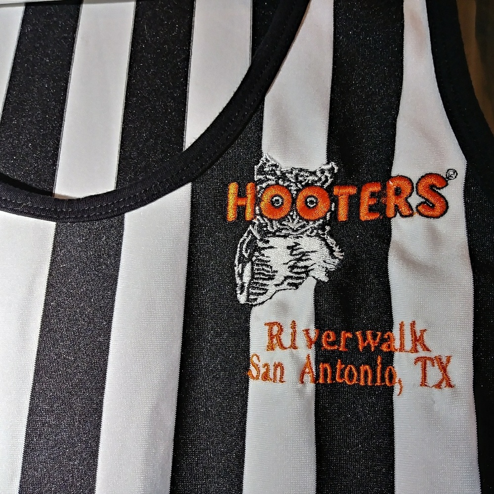 vintage HOOTERS b&w striped tank top